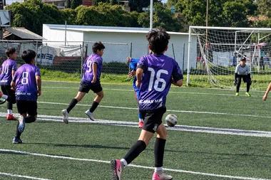 Jóvenes de 13 años en entrenamiento táctico y competitivo de fútbol