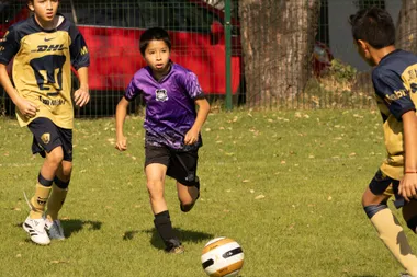 Niños de 10 a 11 años entrenando velocidad y agilidad con escaleras de coordinación