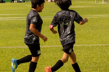 Niños de 10 años entrenando agilidad y visión de juego con balón