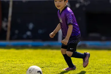 Niños de 7 años entrenando fundamentos técnicos y pase de balón