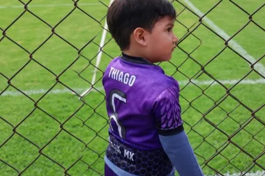 Niños de preescolar aprendiendo ejercicios básicos de coordinación con balón